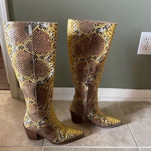 Women’s Talk Boots. Gold Snakeskin. Size 8. Worn 1X